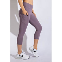 Load image into Gallery viewer, Capri Length  Yoga Pants with Pockets
